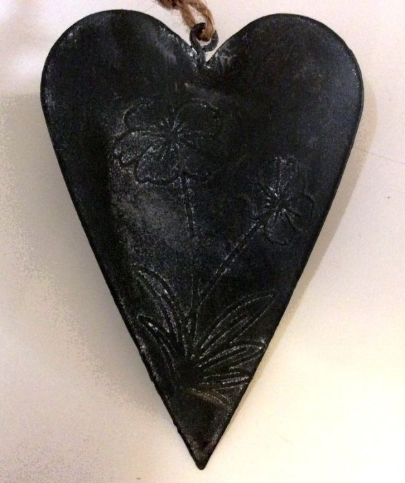 Coeur fleuri, gris anthracite, bombé, effet vieilli,  11x7x1,5 cm, métal