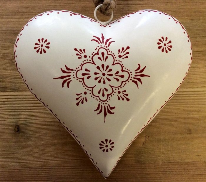 Coeur blanc, bombé et décoré d'arabesques rouges, 26x26x7 cm, métal