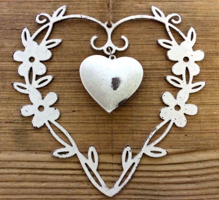 Guirlande coeur, Fleurs et petit coeur, plat, blanc vieilli, 15x15 cm, métal 