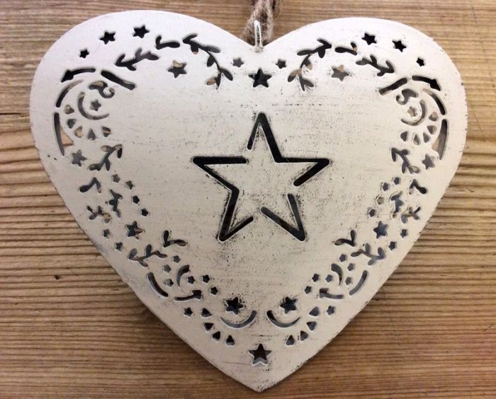 Coeur blanc vieilli, bombé, ajouré étoiles et arabesques, 16x14x3 cm, métal