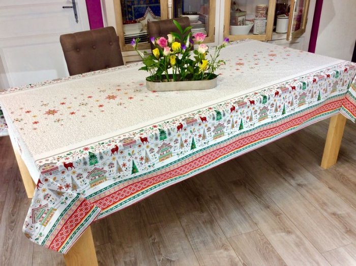 Nappe Cervin Montagne double bordure, chalets, sapins, rennes, coeurs, rouge-vert ou rouge-gris, fond perle, rectangulaire,100% coton 