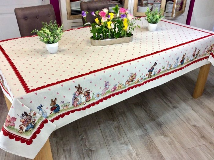 Nappe de Pâques fleurie, famille lapins et oeufs, frise bordeaux, centrée sur fond beige, rectangulaire 140x240 cm, polycoton jacquard