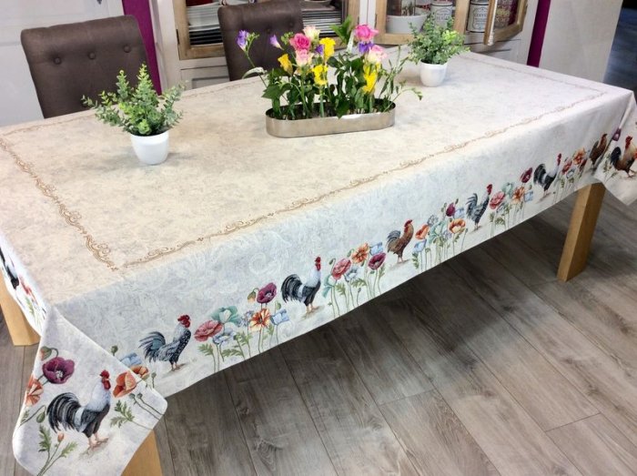 Nappe coqs, coquelicots, centrée sur fond beige et gris marbré, poudré darabesques, rectangulaire, polycoton jacquard