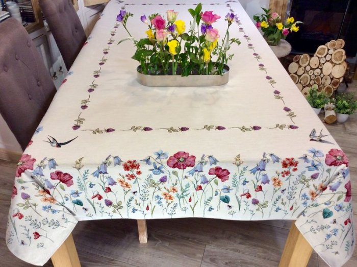 Nappe Hirondelles, coquelicots, fleurs champêtres, fond beige, centrée, rectangulaire 140x240 cm, polycoton Jacquard