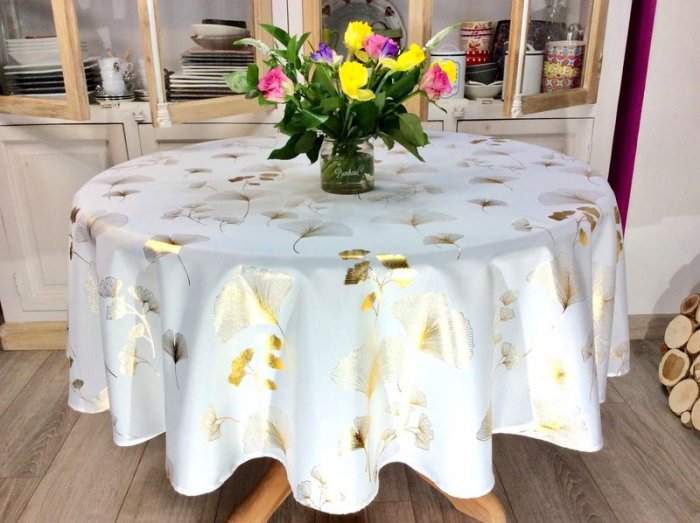 Nappe Feuilles de Ginkgo métalisées or, blanc, vert ou bleu marine, ronde Ø180 cm, 100% polyester anti-taches