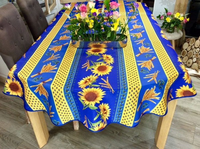 Nappe provençale Tournesols, blé et olives, bleu ou rouge, ovale 150x240 cm, 100% polyester anti-taches
