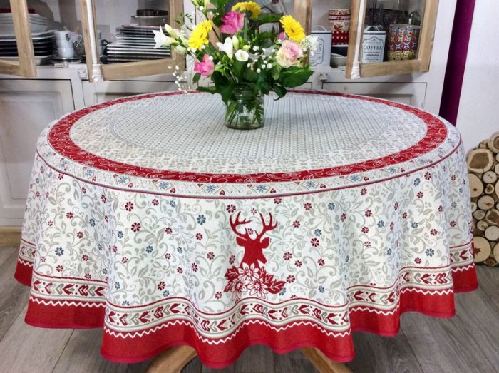 Nappe Montagne hivernale, Tête de renne rouge, arabesques, bordurée rouge, centrée, ronde Ø165 cm, polycoton jacquard 