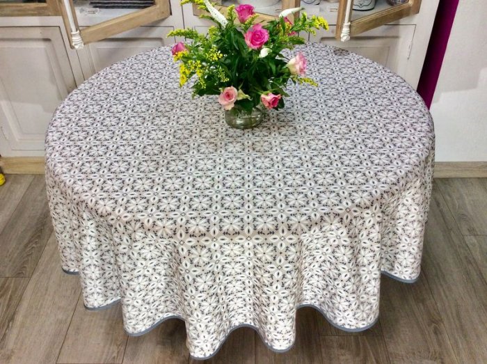 Nappe Carreaux de fleurs, blanc-gris, sur un fond beige, ronde Ø 180 cm, 100% polyester anti-taches