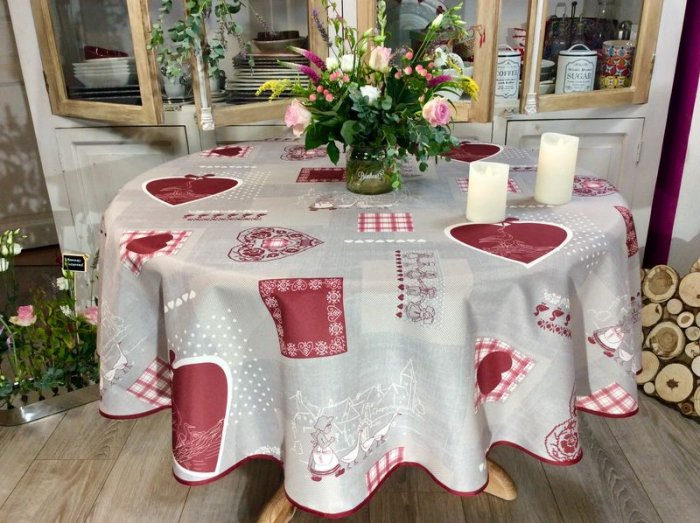 Nappe Alsacienne Mon Alsace coeurs, oies, cigognes, rouge-taupe, ronde, Ø 180 cm, 100% polyester anti-taches