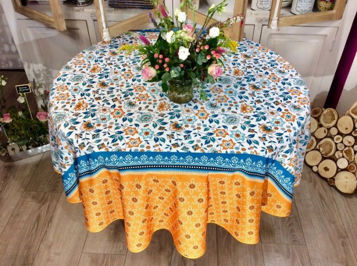 Nappe Indienne fleurie, double bordure, safran, bleu turquoise, ronde Ø 180 cm, 100% polyester anti-taches