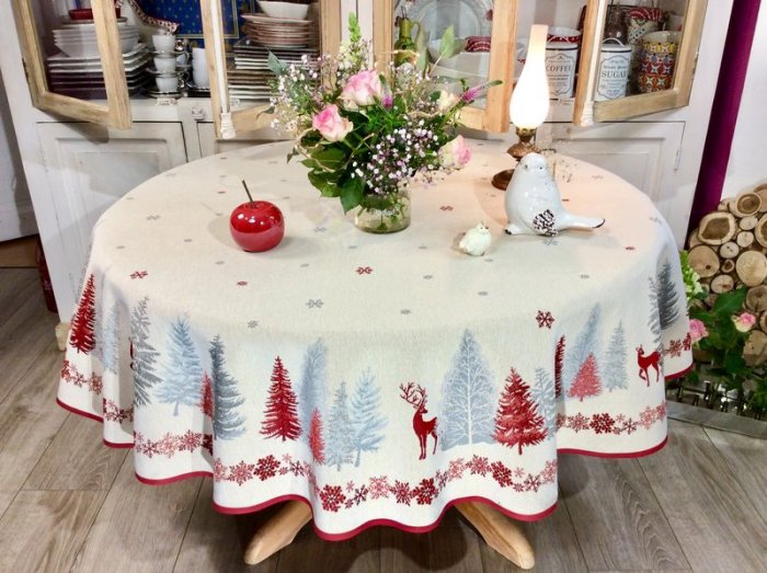 Nappe Forêt hivernale, sapins rouges et gris, cerfs, flocons, sur un fond beige, centrée, ronde Ø 165 cm, polycoton jacquard