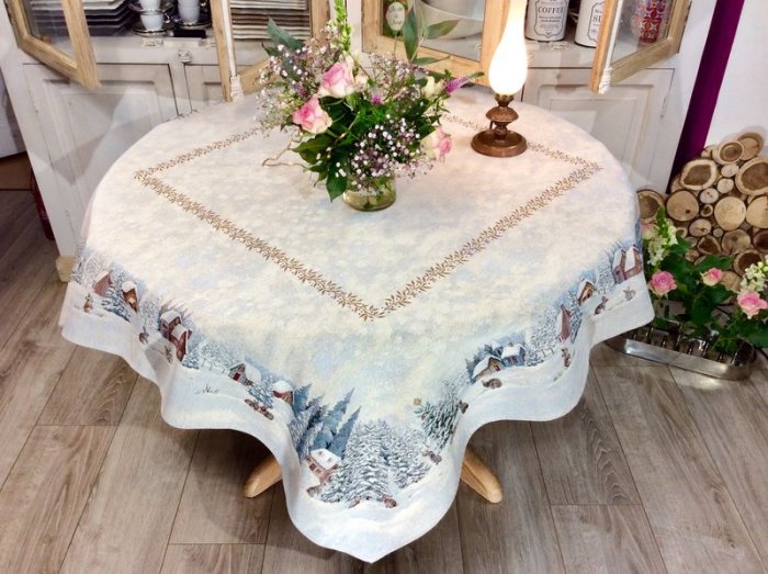 Nappe Lapins d'hiver, village, sapins, vert, blanc, beige, centrée, carrée 140x140 cm, polycoton jacquard