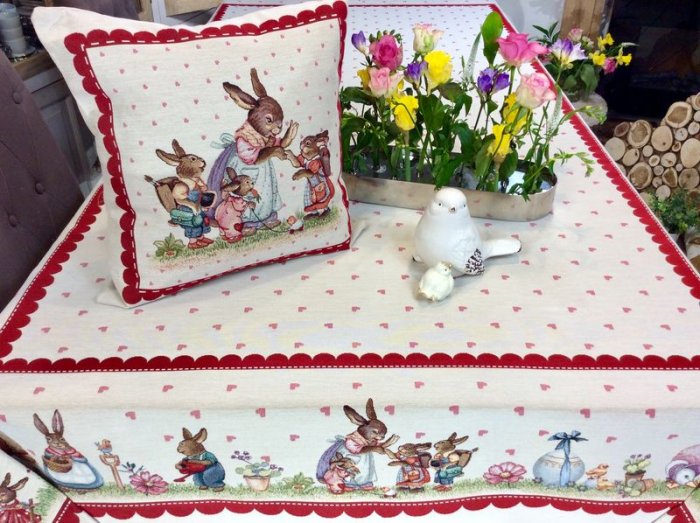 Housse de coussin, famille lapins bordeaux, fond beige, carrée 45x45 cm, polycoton jacquard