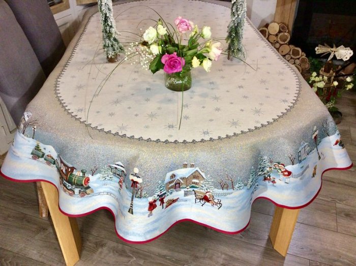 Nappe de Noël, Le train des Merveilles, Train du Père Noël sur la neige, centrée, ovale 160x250 cm, polycoton jacquard