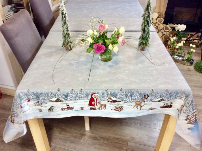 Nappe de Noël, Enfant-Noël nourrissant un faon, cerfs, animaux du bois, sapins, ciel étoilé, centrée, rectangulaire, polycoton jacquard