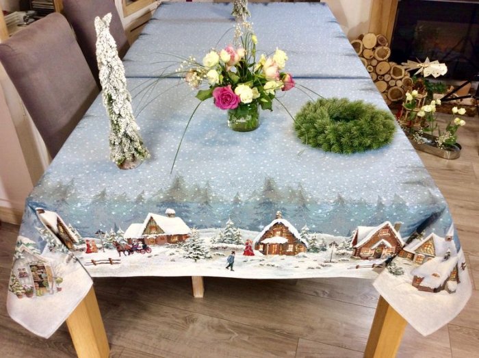 Nappe hivernale, village Oliver Twist, chalets, sapins, neige, flocons,calèche, passants, centrée, bleu, rectangulaire, polycoton jacquard