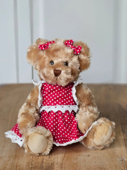 Peluche oursonne, robe rouge, petits pois blancs, dentelle, 25 cm, polyester