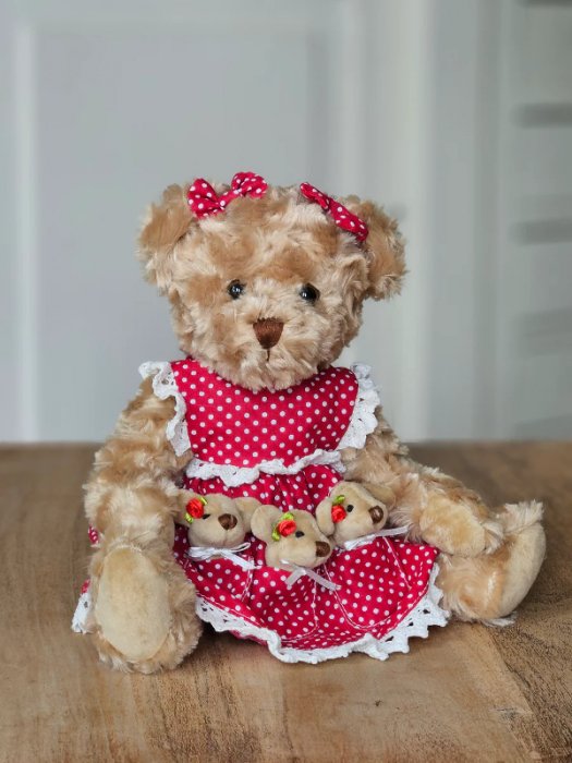 Peluche oursonne et ses 3 bébés, robe rouge, petits pois, 30 cm, polyester