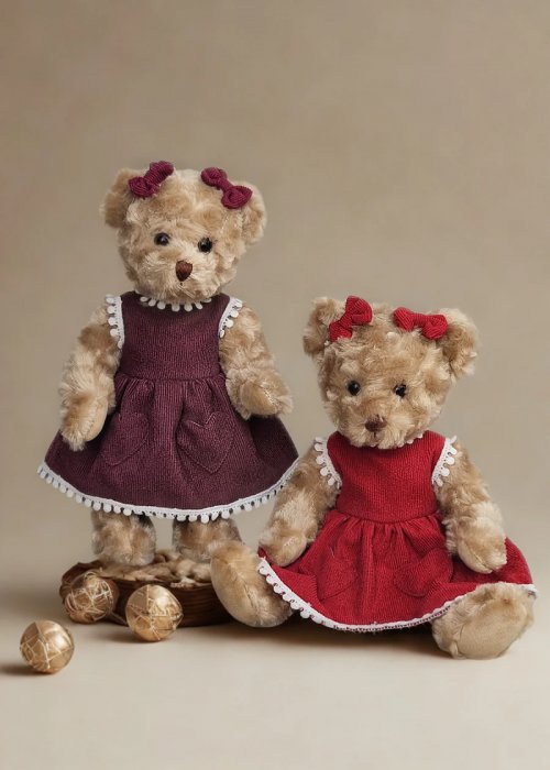 Peluche oursonnes, robe bordeaux ou rouge, poches-coeur, dentelle, rubans, 30 cm, polyester