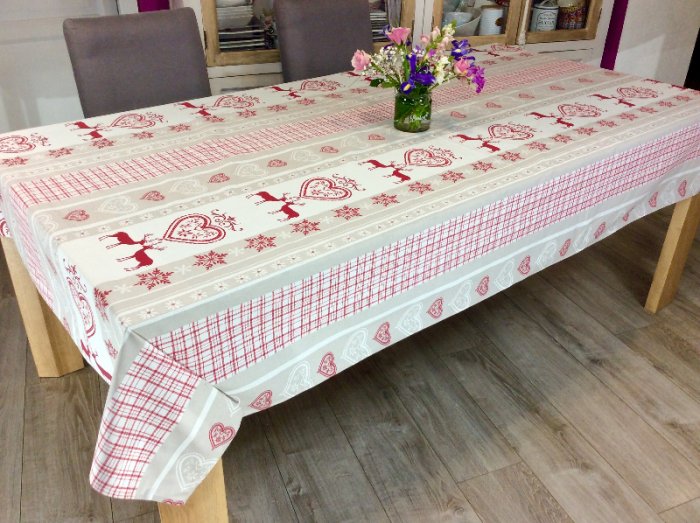 Nappe Chamberry, rennes, coeurs, edelweiss, flocons, rouge, blanc, beige, fond &eacute;cru, rectangulaire,100% coton 