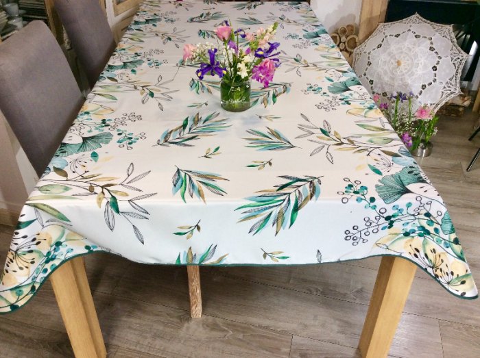 Nappe Ginkgo vert ou bordeaux, feuillage, fond blanc, rectangulaire 150x240 cm, 100% polyester anti-taches