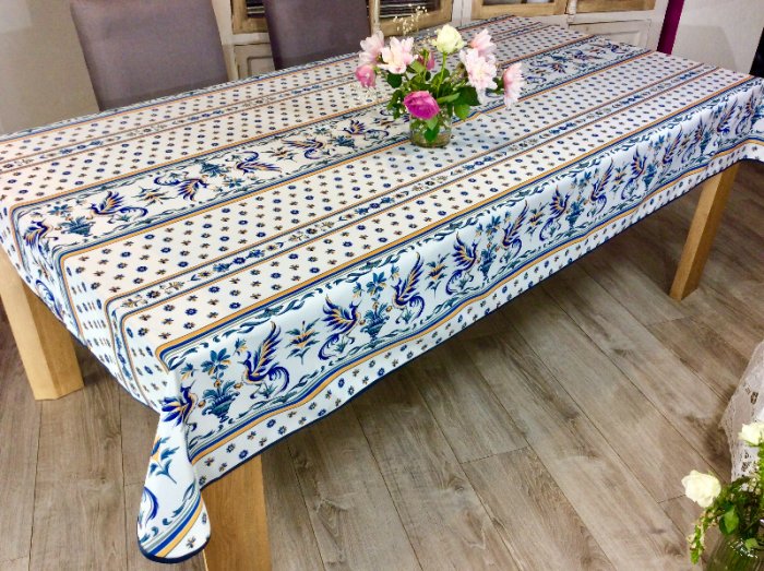 Nappe proven&ccedil;ale, Moustiers bleu classique, sur fond &eacute;cru, rectangulaire, 100% polyester anti-taches