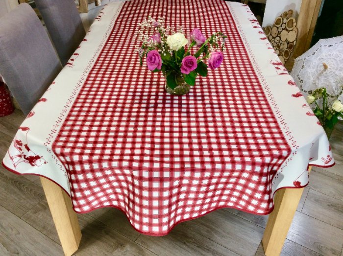Nappe Coqs, oies, lapins et vaches, Vichy rouge-&eacute;cru, ovale 150x240 cm, 100% polyester anti-taches