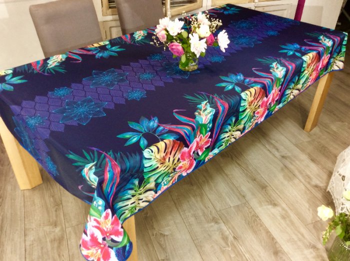 Nappe Fleurs lys, feuilles tropicales et rosaces, sur fond bleu marine, rectangulaire, 100% polyester anti-taches