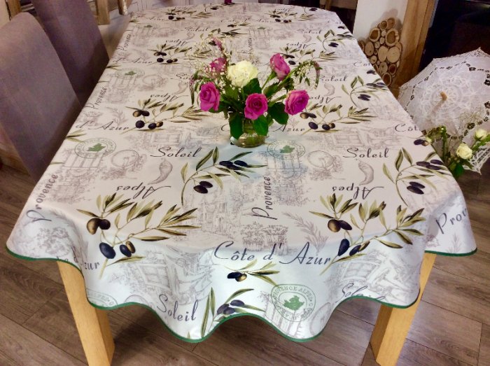 Nappe proven&ccedil;ale, Olives Provence-Alpes, sur fond blanc, ovale 150x240 cm, 100% polyester anti-taches