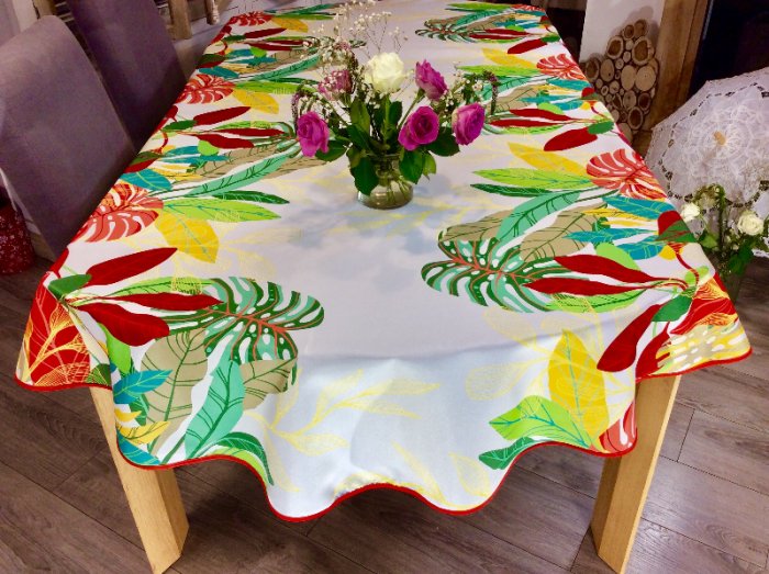 Nappe Feuilles g&eacute;antes, multicolores, sur un fond blanc, ovale 150x240 cm, 100% polyester anti-taches