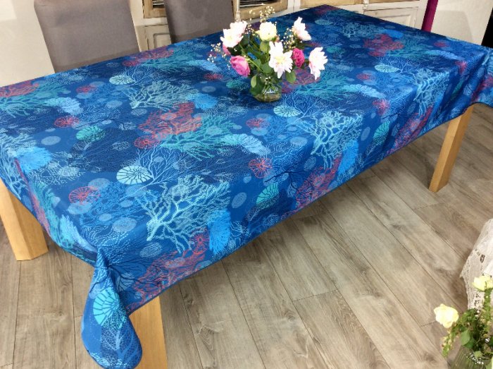 Nappe Jardin corallien, coquillage, m&eacute;duses, blanc, rose, sur un fond bleu profond, rectangulaire 150x240  cm, 100% polyester anti-taches
