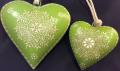 Coeur vert bombé et décoré d'arabesques blancs, métal, 16x16x5 cm et 11x11x4 cm