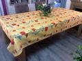 Nappe provençale Coquelicots, fond écru ou jaune, rectangulaire, 100% coton et coton enduit anti-taches
