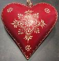 Coeur rouge bombé, décoré d'arabesques blancs, métal