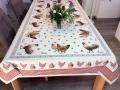 Nappe Poules et coqs Vichy, centrée sur fond beige, rectangulaire 140x240 cm, polycoton jacquard