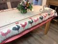 Nappe Coqs et poules Vichy, sur fond crème, ovale, 150x240 cm, 100% polyester anti-taches