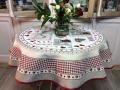 Nappe Patchwork bordurée Vichy rouge, coeurs et carreaux, centrée sur fond beige, ronde Ø 90 cm, polycoton jacquard