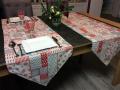 Chemin de table Flocons stylisés et sapins rouges, 45x175 cm, polycoton