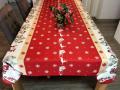 Nappe Père Noël, traineau et flocons de neige, rouge-blanc, rectangulaire 150x240 cm, 100% polyester anti-taches