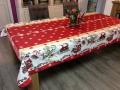 Nappe Père Noël, traineau et flocons de neige, rouge-blanc, rectangulaire 150x240 cm, 100% polyester anti-taches