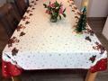 Nappe Père Noël, étoiles et cadeaux, blanc-rouge, rectangulaire, 100% polyester anti-taches