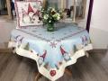 Nappe d'hiver, Lutins sur la neige, centrée, fond bleu, carrée, polycoton jacquard