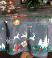 Nappe Traîneau blanc du père Noël, sapins, étoiles et flocons de neige, gris ou rouge, ronde Ø 160 cm, 100% polyester anti-taches