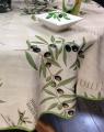 Nappe provençale Olives, sur un fond écru ou jaune, ronde, 100% polyester anti-taches