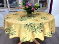 Nappe provençale Olives, sur un fond écru ou jaune, ronde, 100% polyester anti-taches