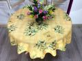 Nappe provençale Olives, sur un fond écru ou jaune, ronde, 100% polyester anti-taches