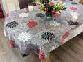 Nappe Rosaces, blanc, rouge, noir, sur un fond gris, ovale 150x240 cm, 100% polyester anti-taches