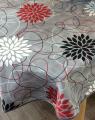 Nappe Rosaces, blanc, rouge, noir, sur un fond gris, ovale 150x240 cm, 100% polyester anti-taches