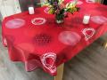 Nappe Cercles, blanc et noir, sur un fond rouge, ovale 150x240 cm, 100% polyester anti-taches