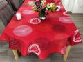 Nappe Cercles, blanc et noir, sur un fond rouge, ovale 150x240 cm, 100% polyester anti-taches